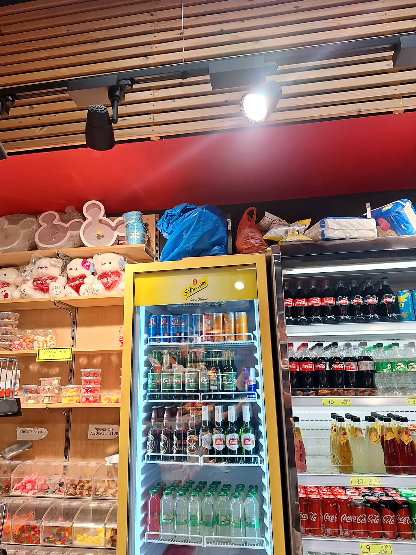 מקרר שתייה קרה ומדף ממתקים